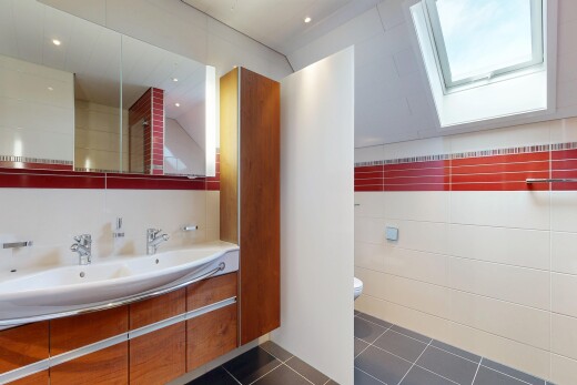 salle de bains avec double vasque, toilette, dark floor, sol en carrelage, et tile floor