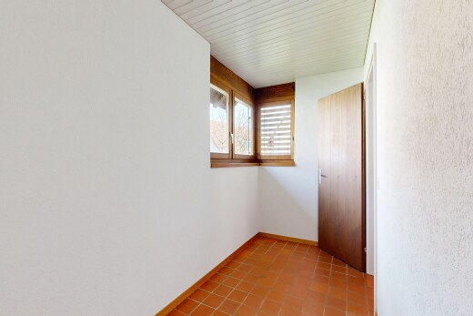 pièce vide avec inside property, lumière naturelle, natural light, sol en carrelage, et tile floor