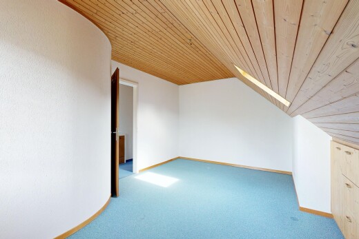 pièce vide avec plafond voûté, vaulted ceiling, plafond en bois, wood ceiling, et moquette