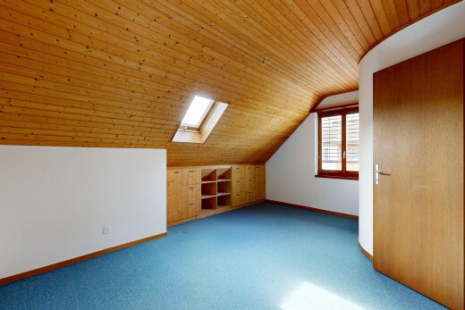 pièce vide avec pièce supplémentaire, inside property, plinthes murales, baseboards wall, et moquette