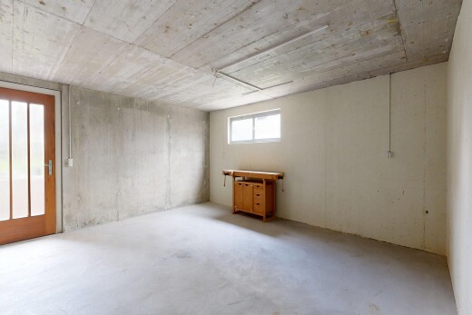 pièce vide avec sol en béton, concrete floor, mur en béton, concrete wall, et inside property