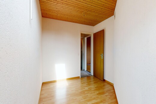 pièce vide avec wood finish floor, inside property, sol en finition bois, wood ceiling, et plafond en bois