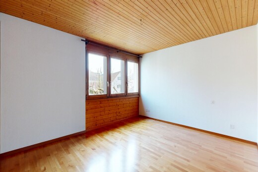 pièce vide avec natural light, lumière naturelle, inside property, wood ceiling, et plafond en bois