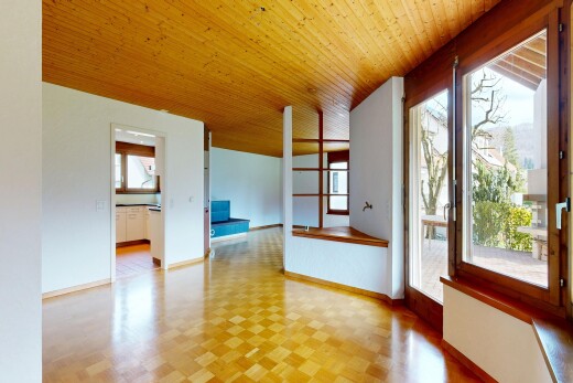 pièce vide avec natural light, lumière naturelle, inside property, parquet floor, et wood finish floor