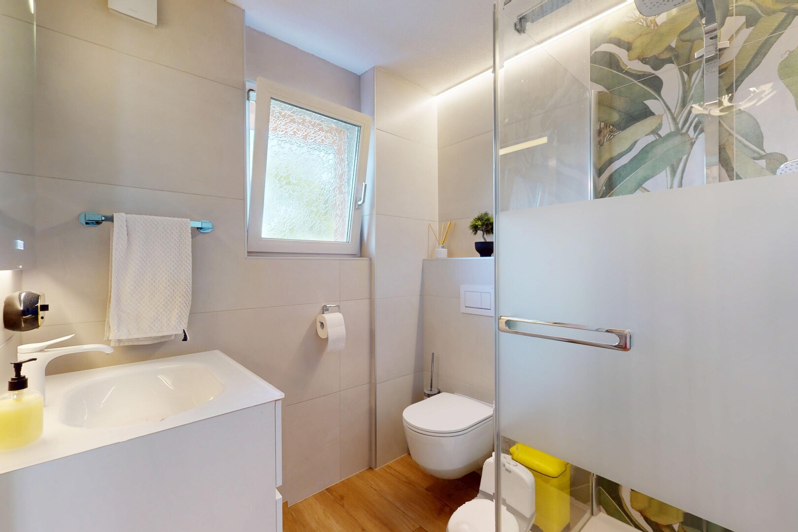 bad mit holzfußboden, schminktisch, toilette, waschbecken, und natürliches licht