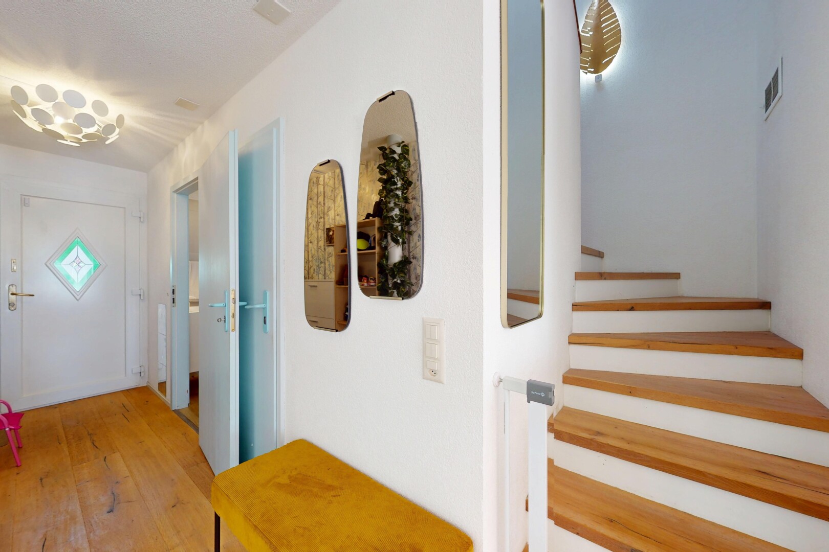 treppe mit holzfußboden, treppen, gipskartonwand, und lüftungsgitter