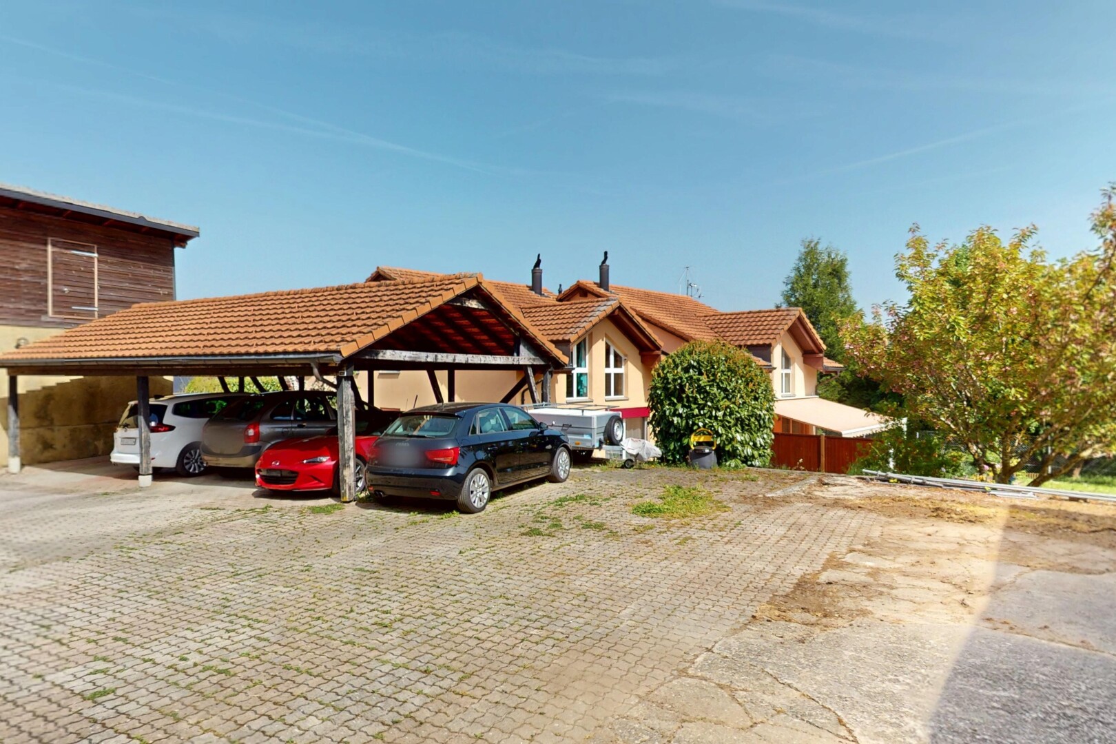 außenansicht mit parkplatz und ziegeldach