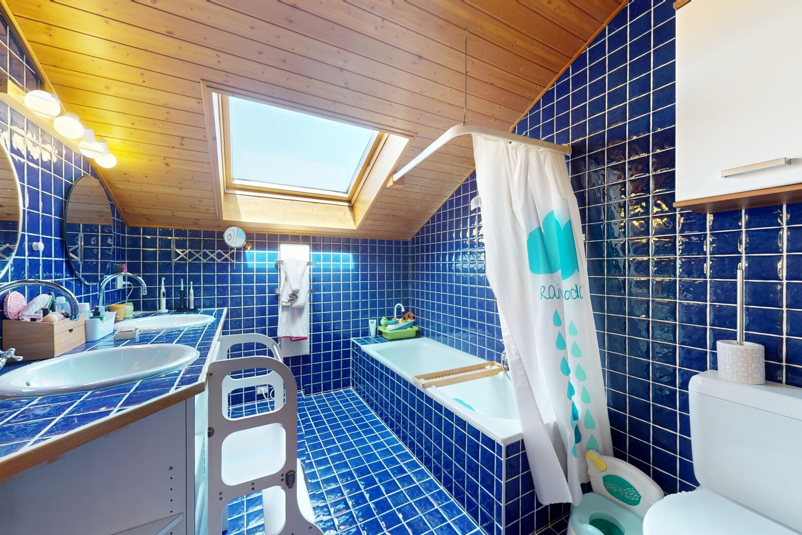 bad mit holzdecke, fliesenwand, dachschräge, toilette, und waschbecken