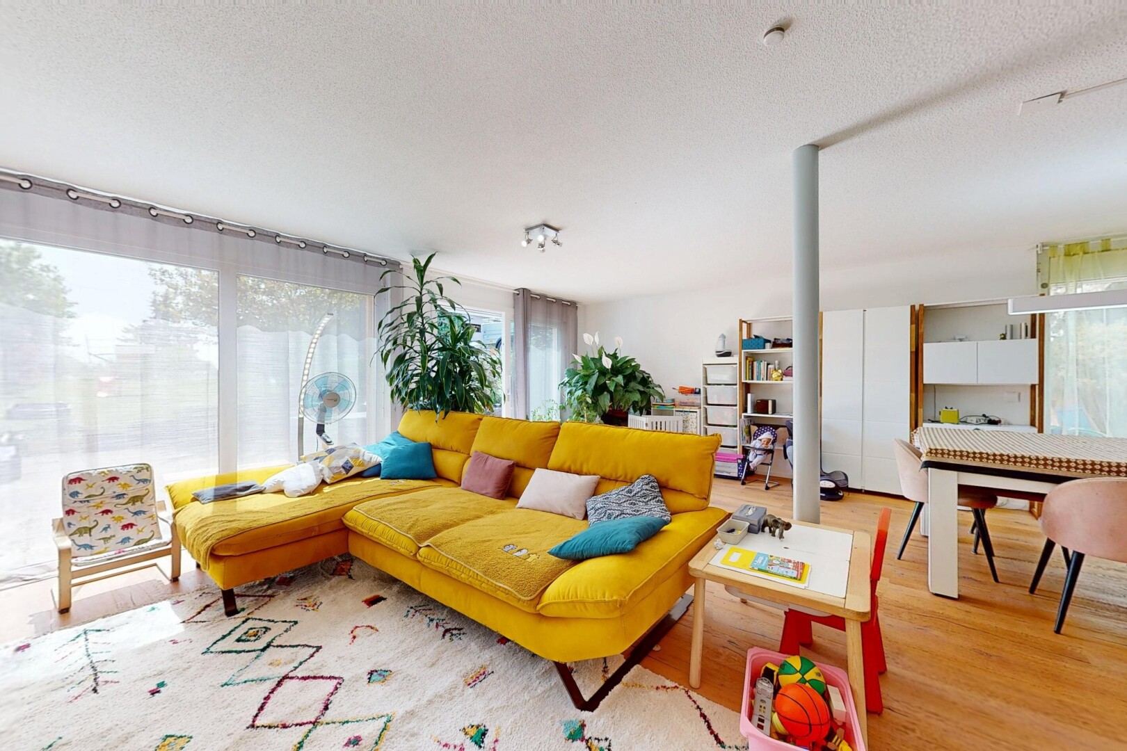 wohnzimmer mit holzfußboden und natürliches licht