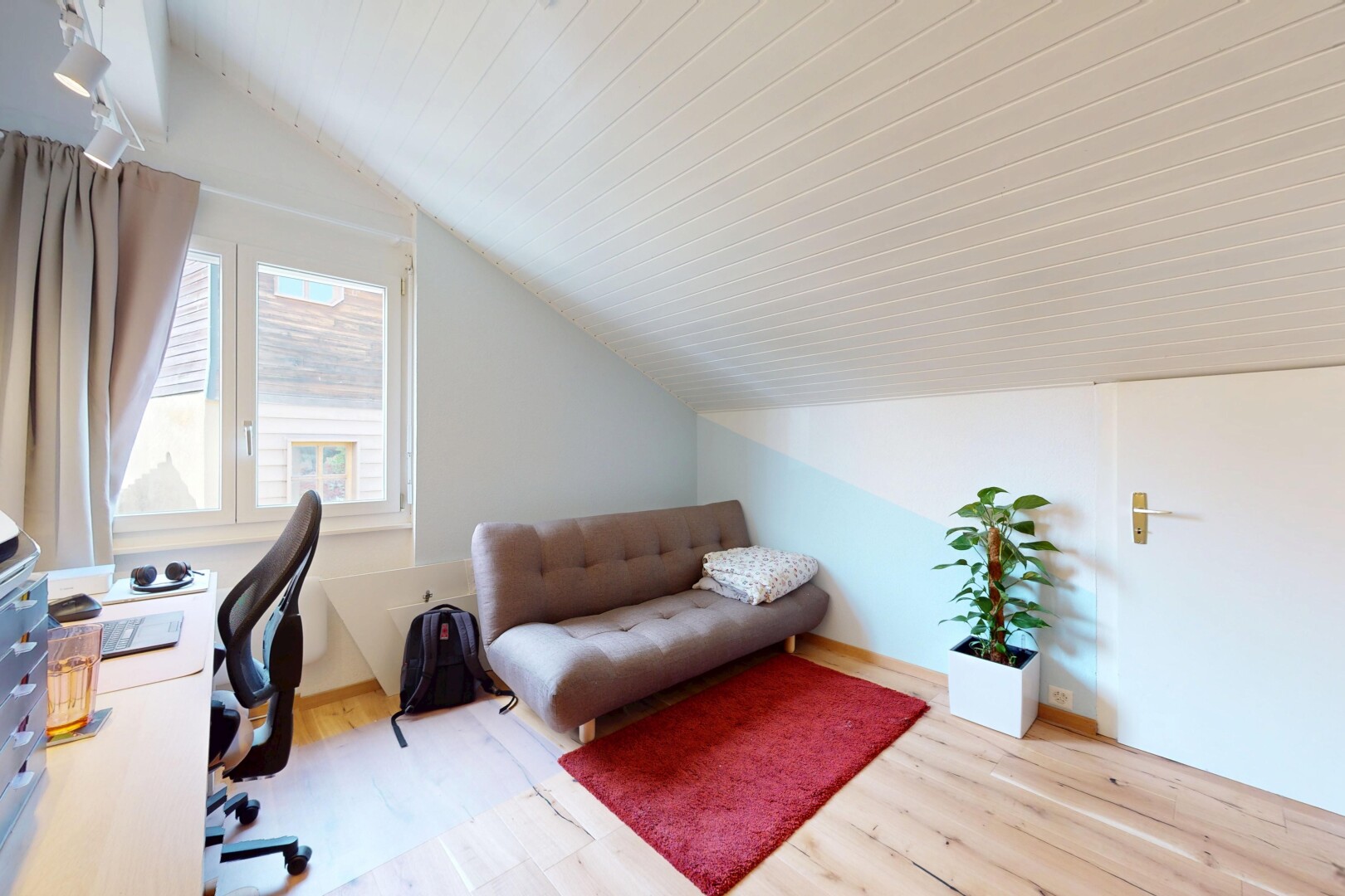 büro mit holzfußboden, gipskartonwand, dachschräge, zusätzliches zimmer, und natürliches licht