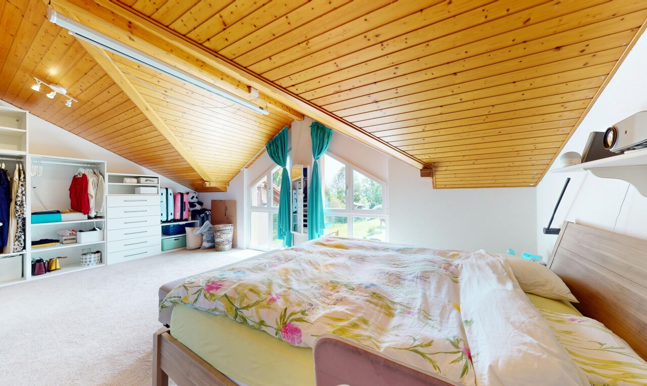 zimmer / schlafzimmer mit deckenbeleuchtung, teppich, holzdecke, und natürliches licht