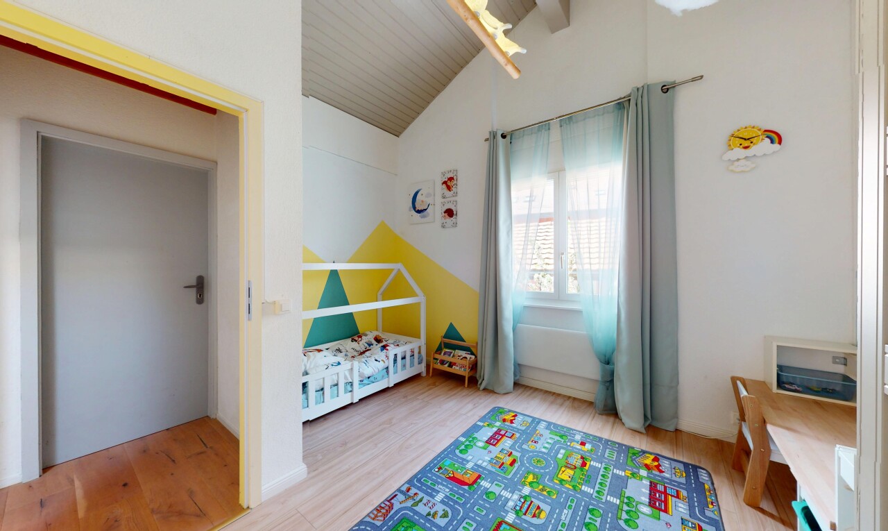 zimmer / schlafzimmer mit holzfußboden, natürliches licht, gipskartonwand, und dachschräge