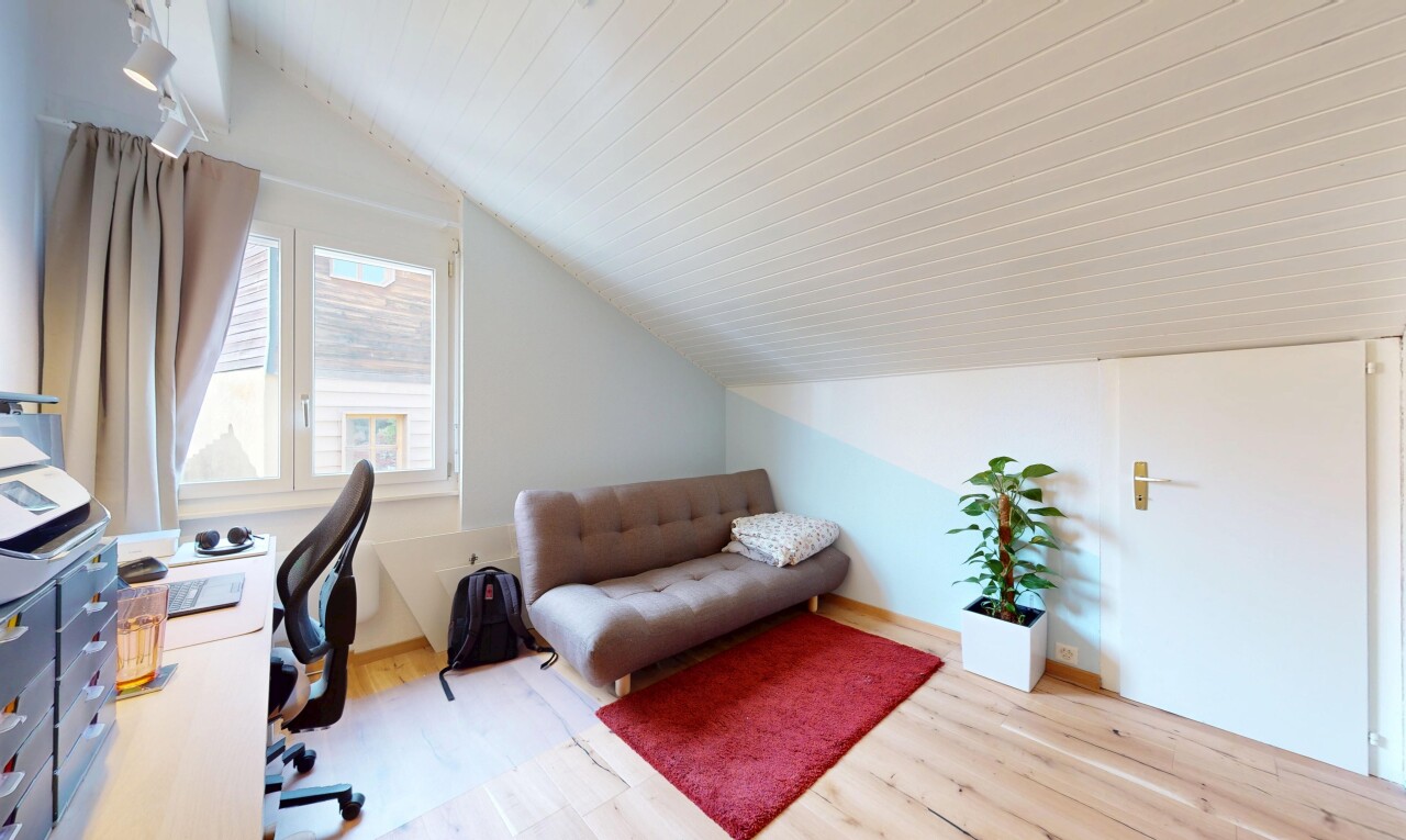 büro mit holzfußboden, gipskartonwand, dachschräge, zusätzliches zimmer, und natürliches licht