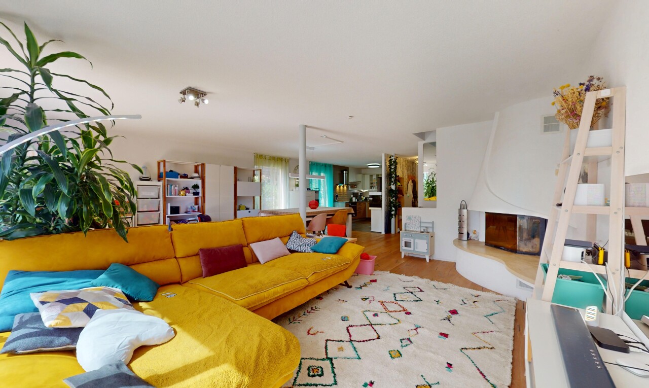wohnzimmer mit holzfußboden und gipskartonwand