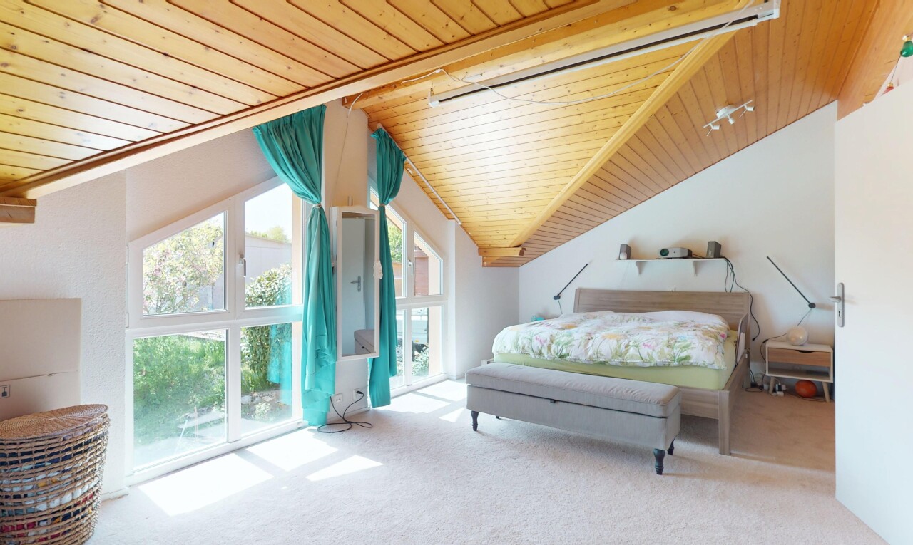 zimmer / schlafzimmer mit holzdecke, dachschräge, gipskartonwand, und natürliches licht