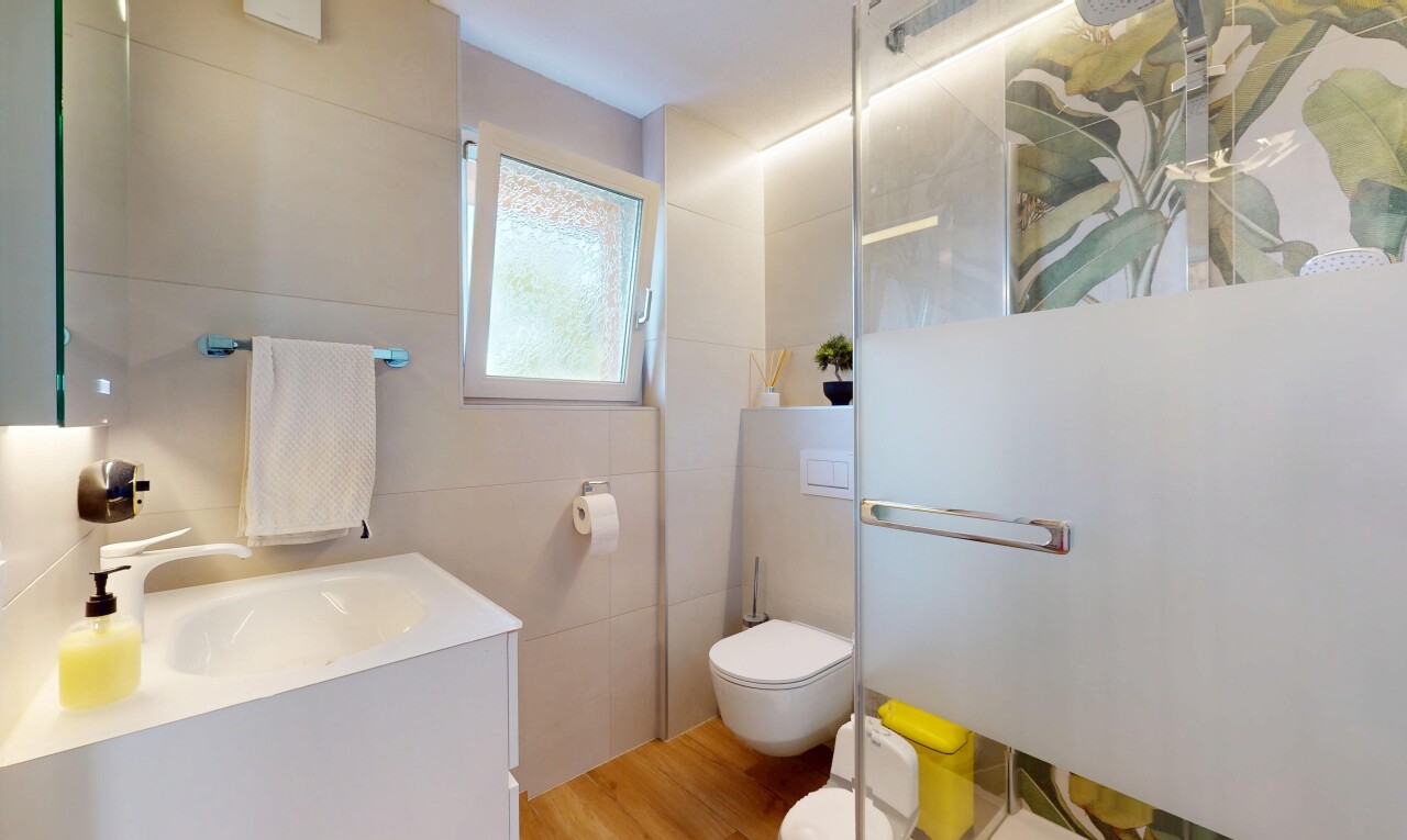 bad mit holzfußboden, schminktisch, toilette, waschbecken, und natürliches licht