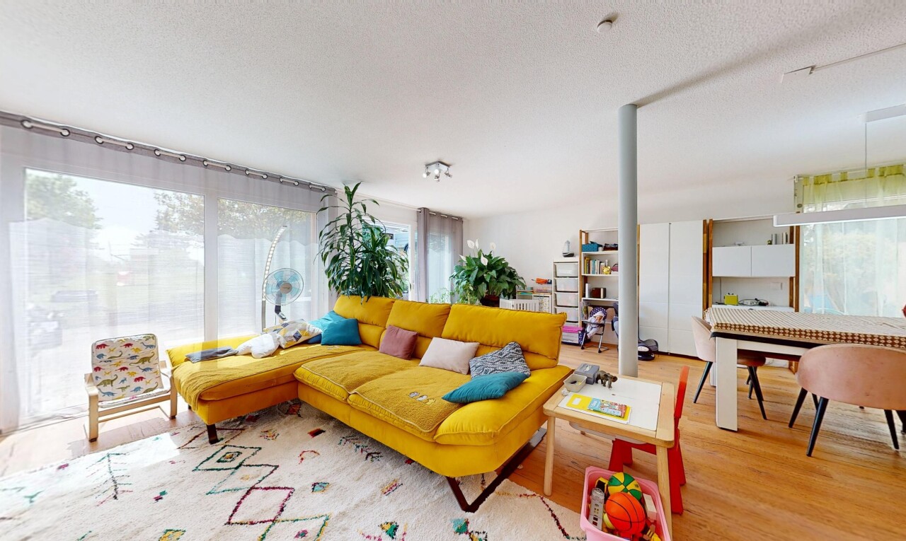wohnzimmer mit holzfußboden und natürliches licht