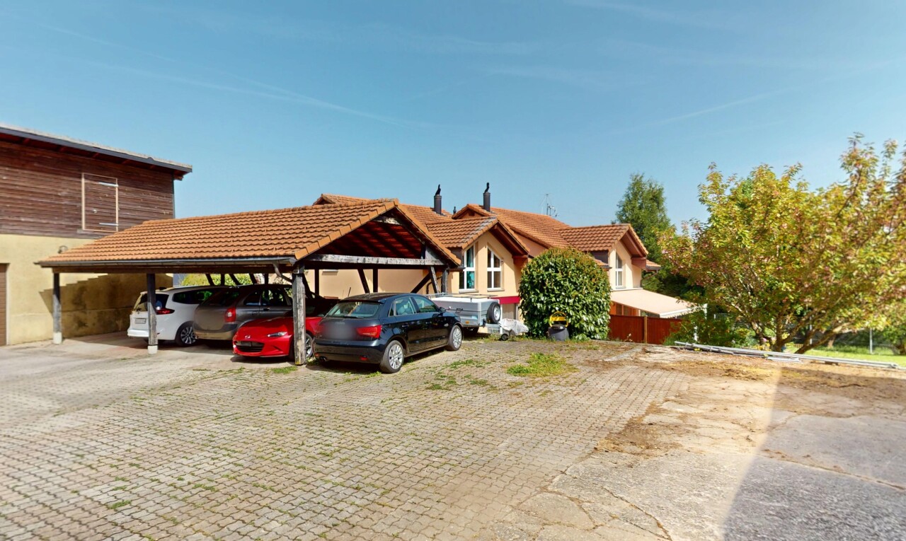 außenansicht mit parkplatz und ziegeldach