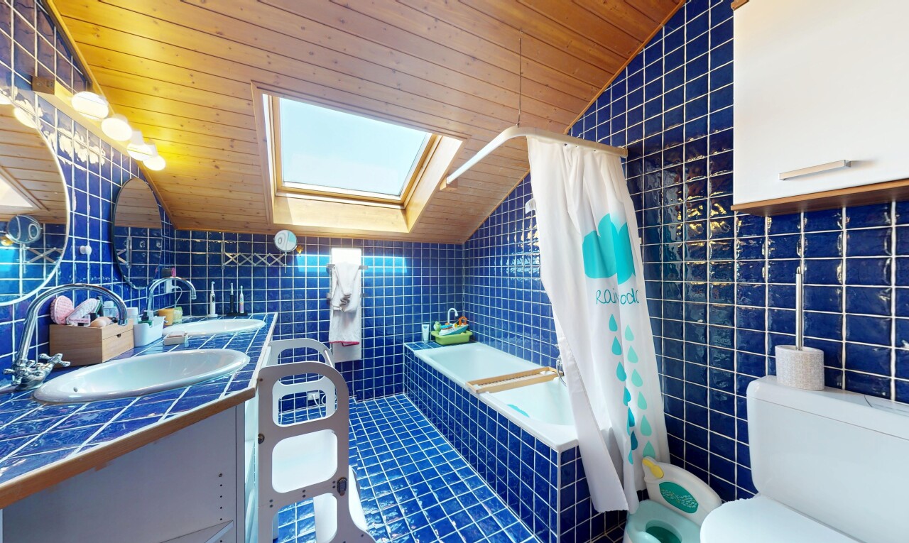 bad mit holzdecke, fliesenwand, dachschräge, toilette, und waschbecken