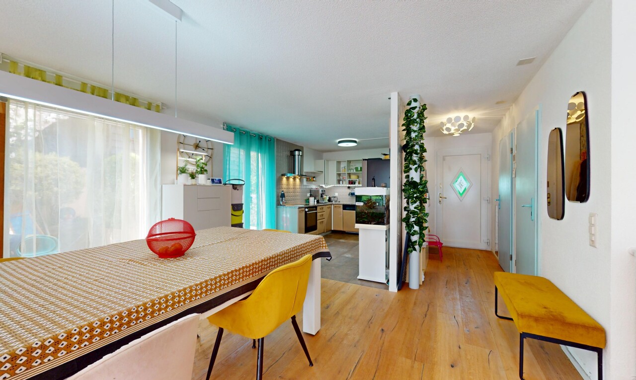 esszimmer mit holzfußboden, natürliches licht, und gipskartonwand