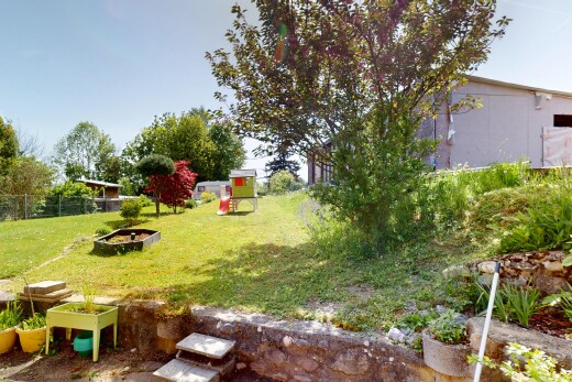 jardin avec pelouse et clôture