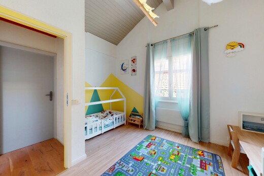 zimmer / schlafzimmer mit holzfußboden, natürliches licht, gipskartonwand, und dachschräge