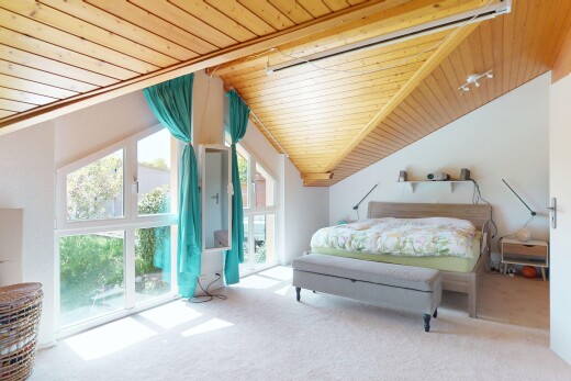 chambre avec plafond voûté, plafond en bois, cloison sèche, et lumière naturelle