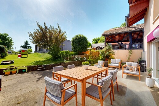 terrasse avec terrasse et coin repas extérieur