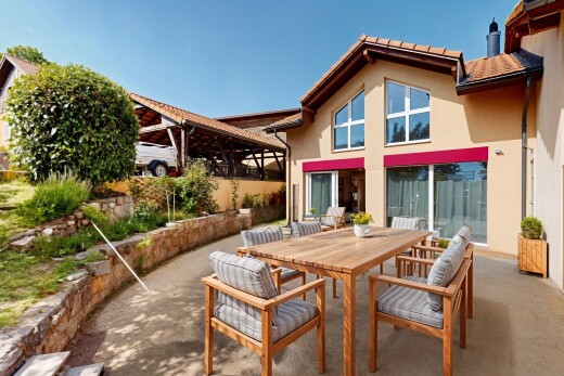 terrasse avec terrasse et coin repas extérieur