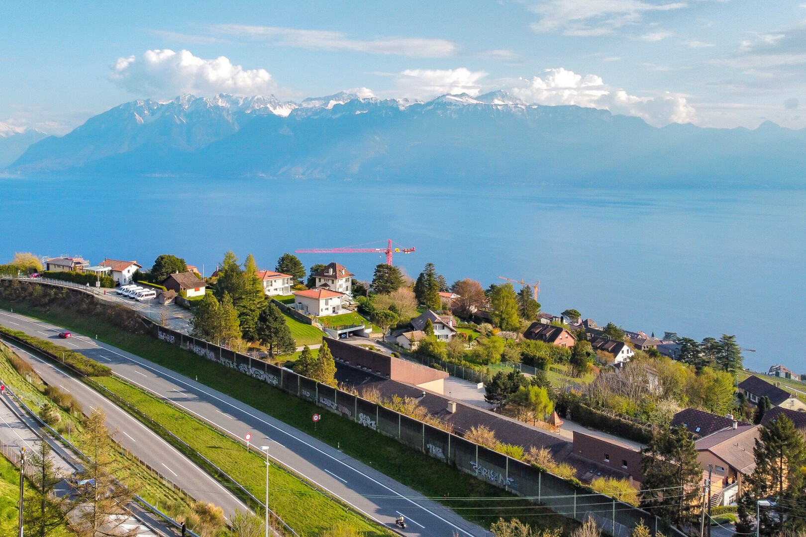vue sur la mer avec day time, power lines view, aerial view, vue sur l'eau, et clôture