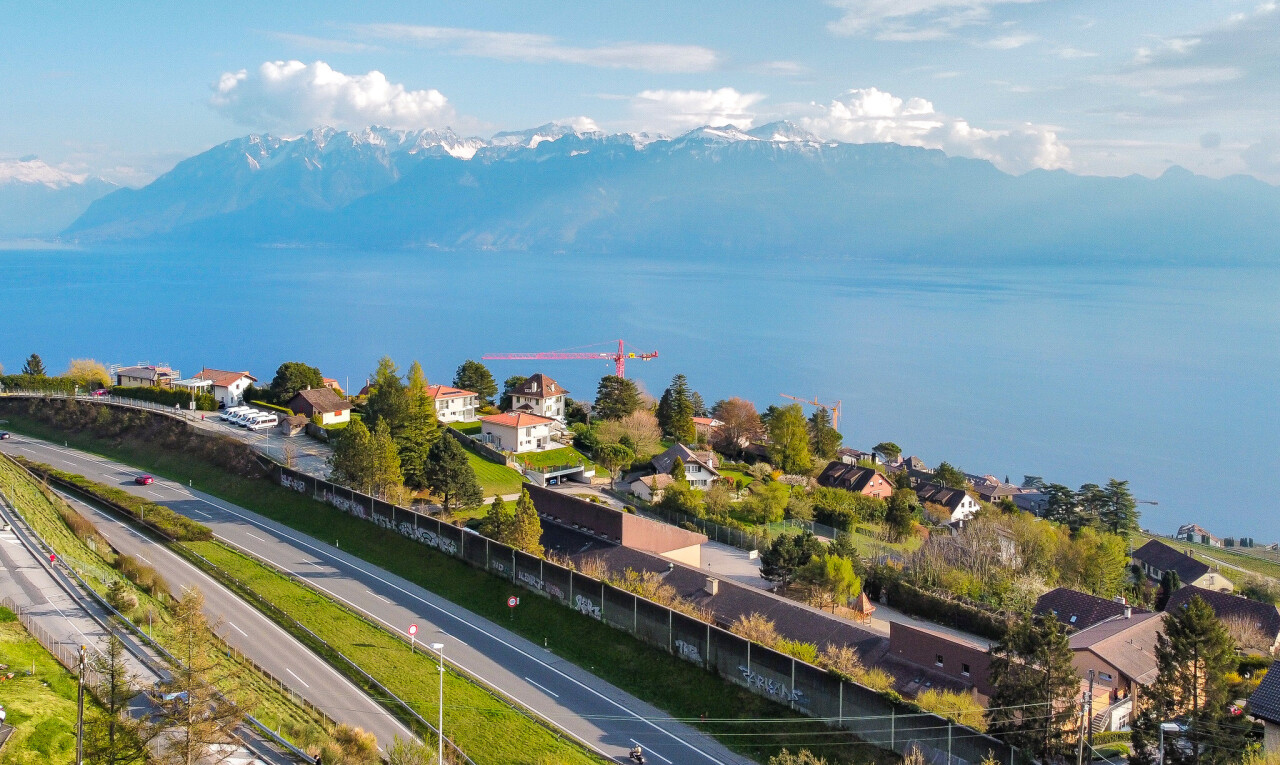 vue sur la mer avec day time, power lines view, aerial view, vue sur l'eau, et clôture