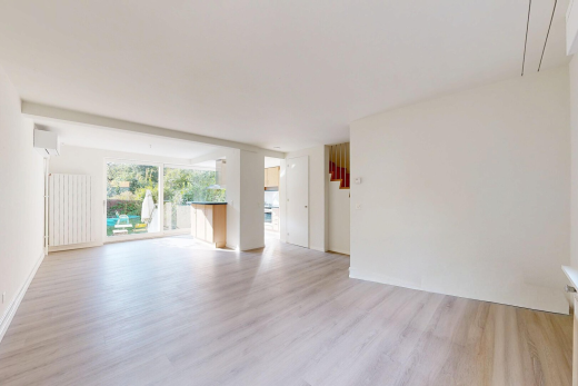 leerer raum mit natural light, natürliches licht, wood finish floor, holzfußboden, und drywall