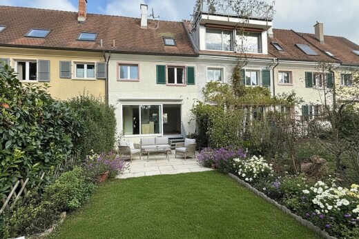außenansicht mit schornstein, terrasse, property visible, rasen, und day time