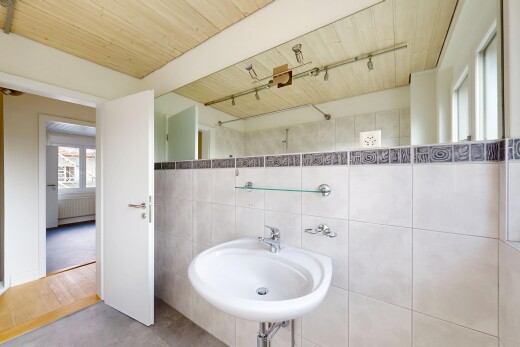 bad mit natural light, natürliches licht, inside property, spiegel, und tile wall