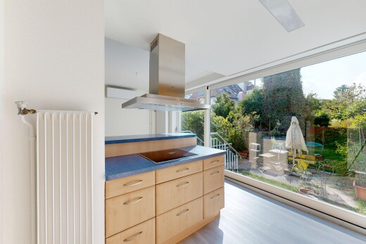 küche mit hellbraune schränke, dunstabzugshaube, natural light, natürliches licht, und inside property