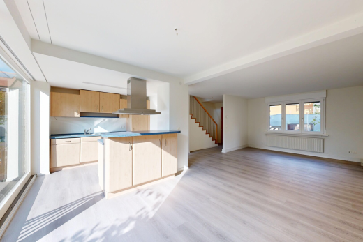 küche mit natural light, natürliches licht, wood finish floor, holzfußboden, und dunstabzugshaube