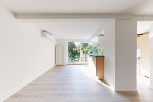 terrasse mit inside property, kühler, und wandklimaanlage