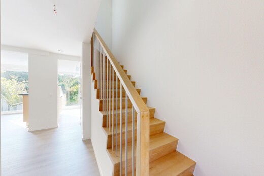 treppe mit natural light, natürliches licht, inside property, drywall, und gipskartonwand