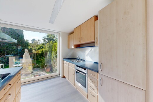 küche mit hellbraune schränke, arbeitsplatten, inside property, ofen, und holzfußboden