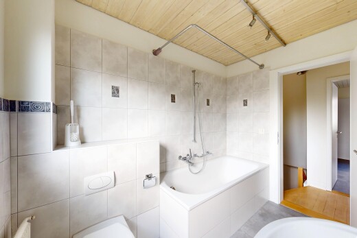 bad mit inside property, kombiniertes bad / dusche, komplettes badezimmer, tile wall, und fliesenwand