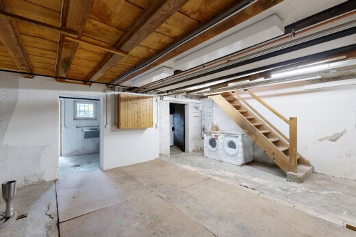 wäschekammer mit inside property, natural light, natürliches licht, unfinished concrete floor, und concrete floor