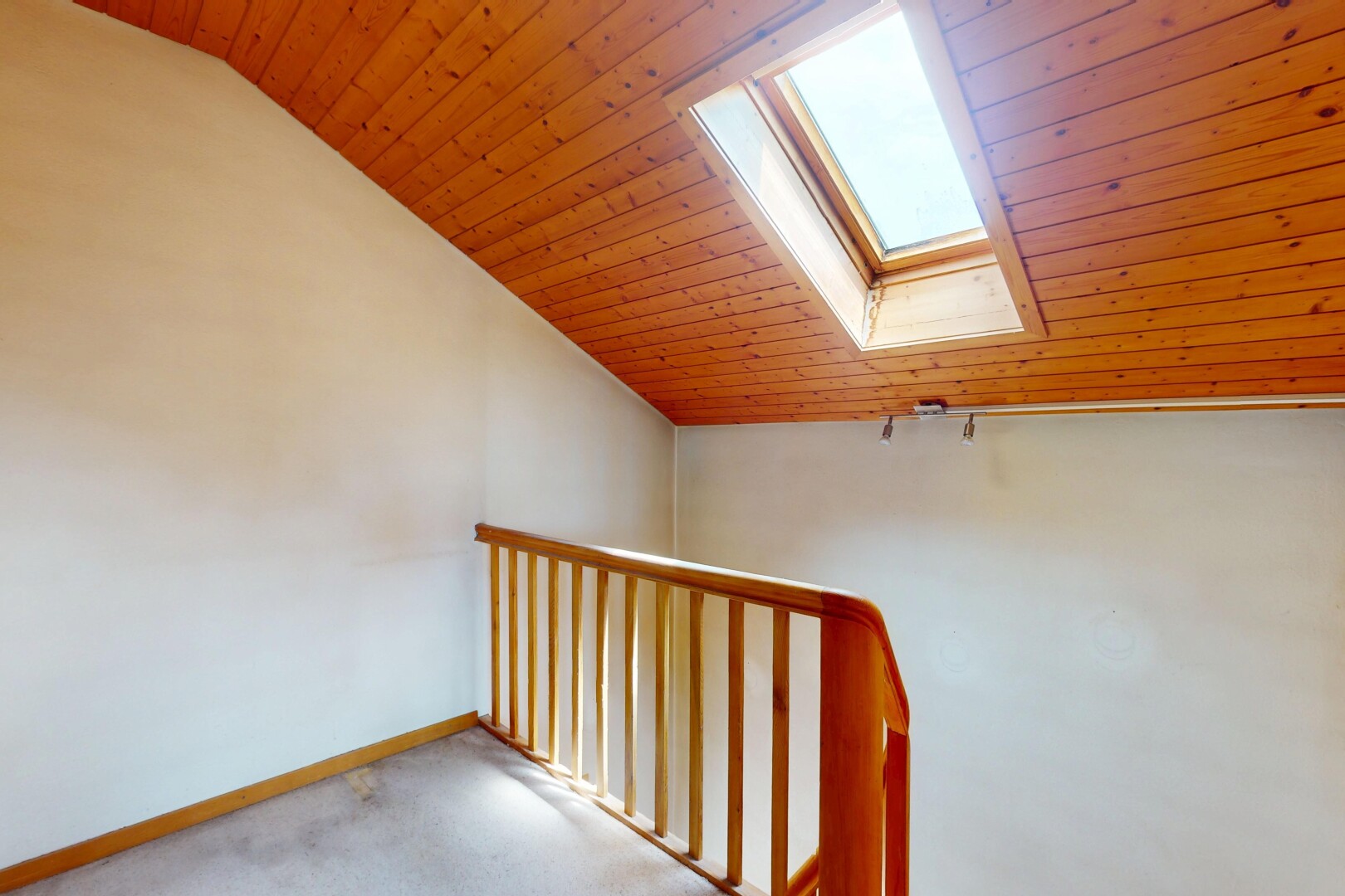 escaliers avec wood ceiling, plafond en bois, vaulted ceiling, plafond voûté, et inside property