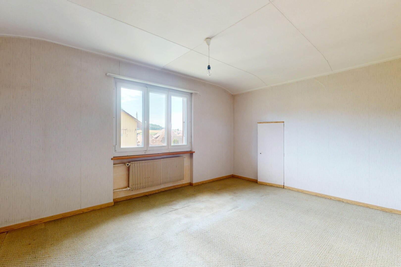 pièce vide avec radiateur, natural light, lumière naturelle, inside property, et baseboards wall