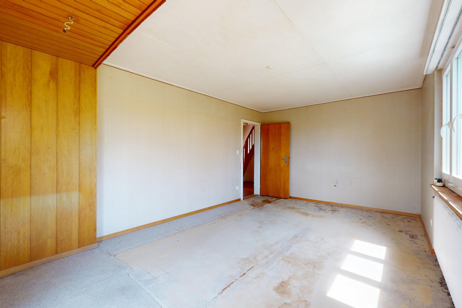 pièce vide avec inside property, natural light, lumière naturelle, baseboards wall, et plinthes murales