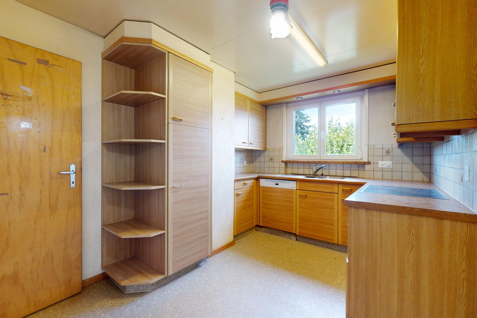 cuisine avec natural light, lumière naturelle, backsplash, dosseret, et plans de travail