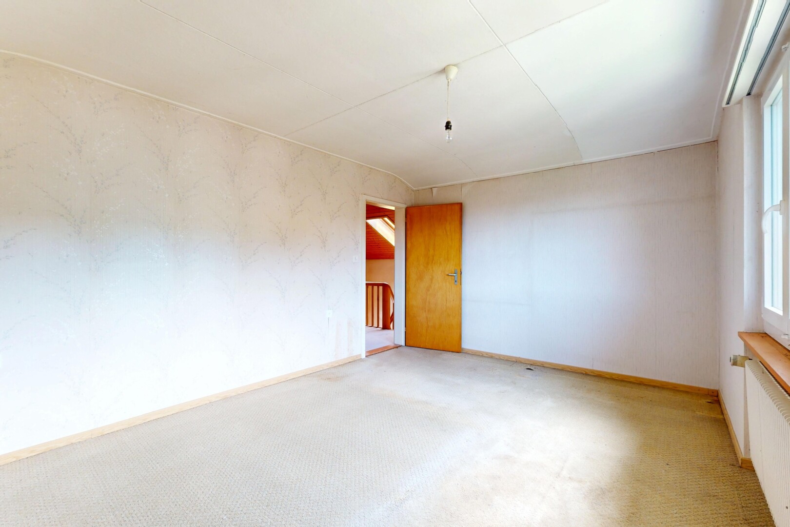 pièce vide avec inside property, radiateur, baseboards wall, plinthes murales, et carpet