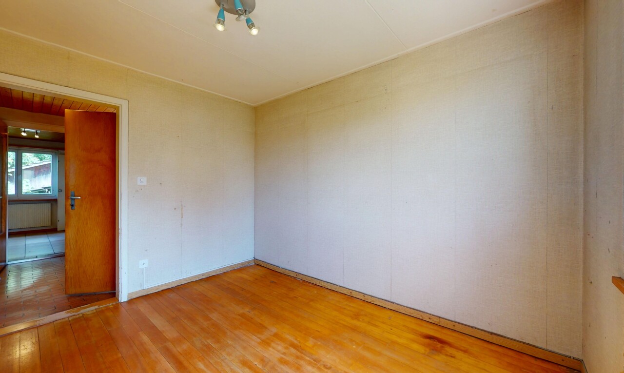 pièce vide avec wood finish floor, sol en finition bois, radiateur, inside property, et natural light