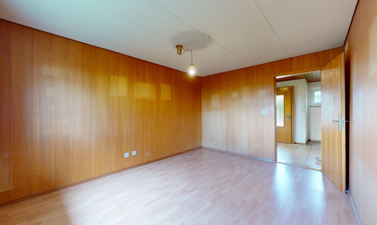 pièce vide avec inside property, wood wall, mur en bois, wood finish floor, et sol en finition bois
