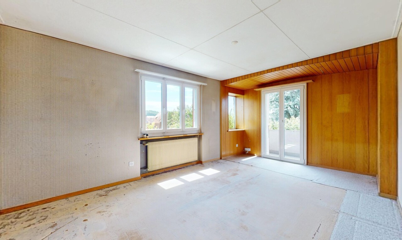 pièce vide avec natural light, lumière naturelle, radiateur, wood wall, et mur en bois