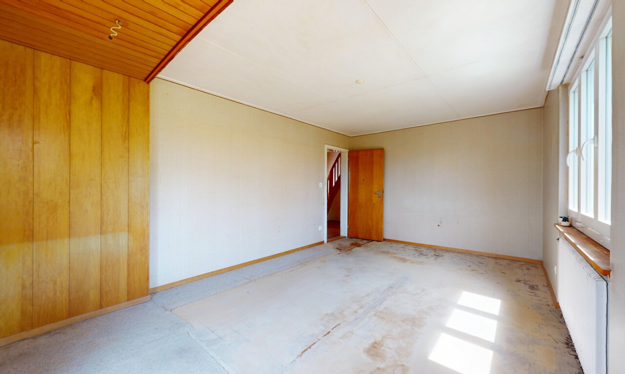 pièce vide avec inside property, natural light, lumière naturelle, baseboards wall, et plinthes murales